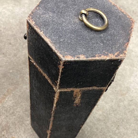 Distressed Decor - Picture 6 of 7